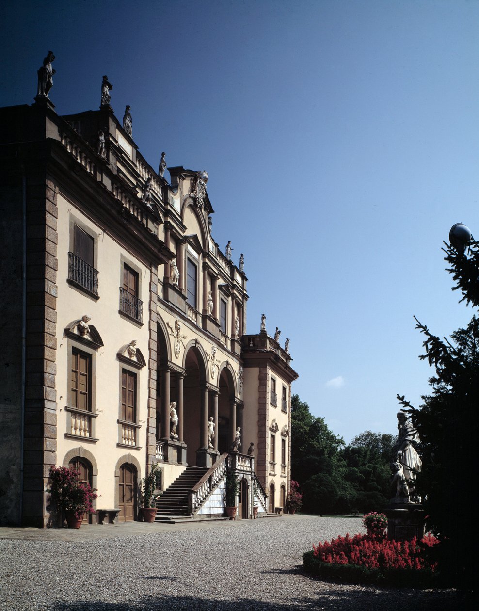 Fassade der Villa Mansi von Muzio (circle of) Oddi