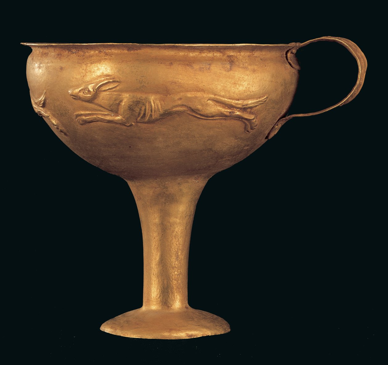 Einhenkelige Kylix mit Repoussé-Dekoration, die eine Hundejagd darstellt, Spät-Helladische IIB-IIIA 1 Periode von Mycenaean