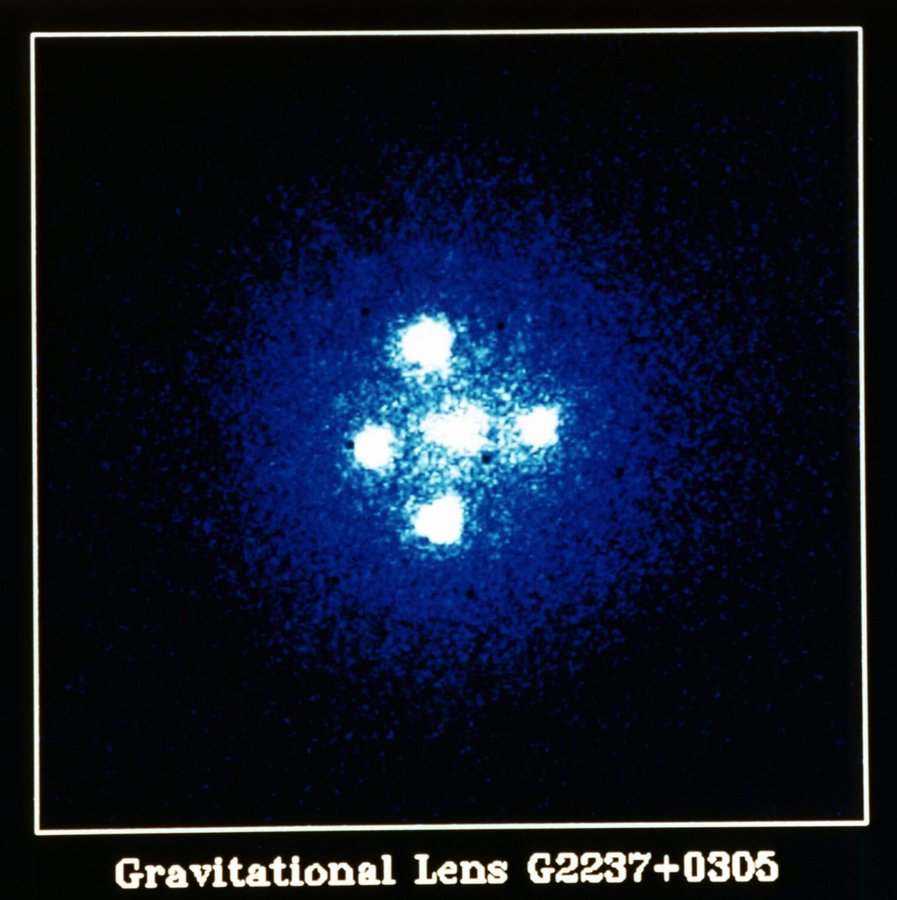 Einstein-Kreuz-Quasar: Gravitationslinse G2237+0305. von National Aeronautics and Space Administration National Aeronautics and Space Administration