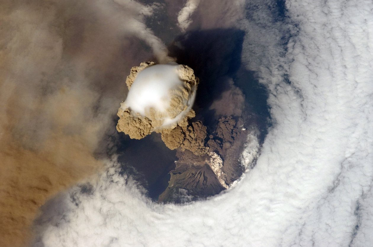 Ausbruch des Sarychev Peak Vulkans, Kurilen, nordöstliches Japan, 12. Juni 2009, gesehen von der Internationalen Raumstation. Wissenschaft Geologie von National Aeronautics and Space Administration National Aeronautics and Space Administration