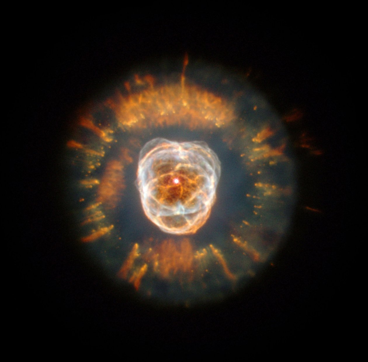 Eskimo-Nebel, ein planetarischer Nebel, entdeckt von William Herschel im Jahr 1787. Im Jahr 2000 bildete das Hubble-Teleskop den Nebel ab, der komplexe Gaswolken zeigt, die noch nicht vollständig verstanden sind. NASA. von National Aeronautics and Space Administration National Aeronautics and Space Administration
