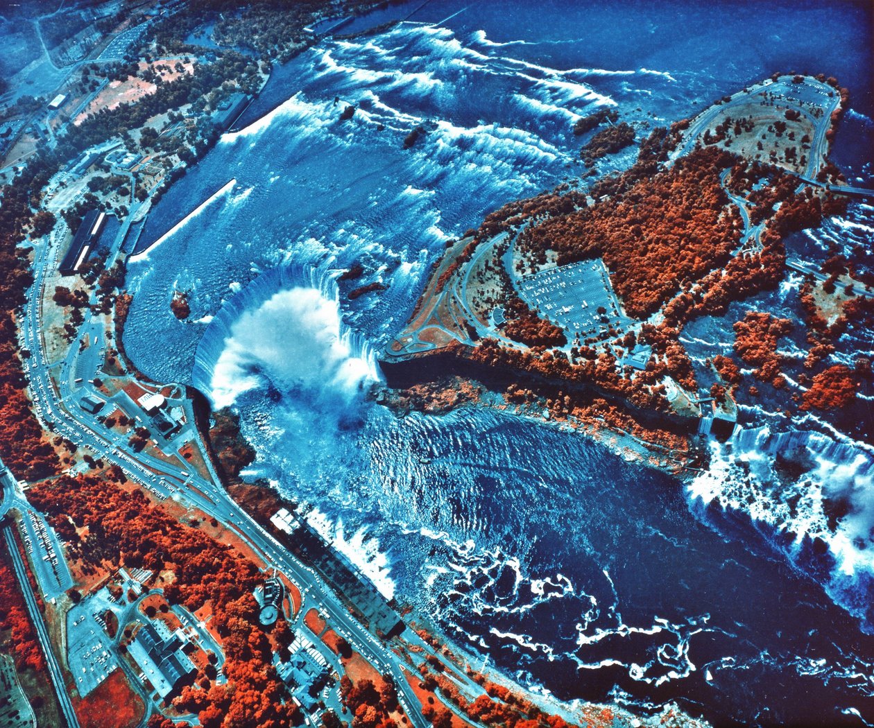 Infrarotfotografie der Niagarafälle, aufgenommen vom NASA Earth Survey 2 Flugzeug. von National Aeronautics and Space Administration National Aeronautics and Space Administration