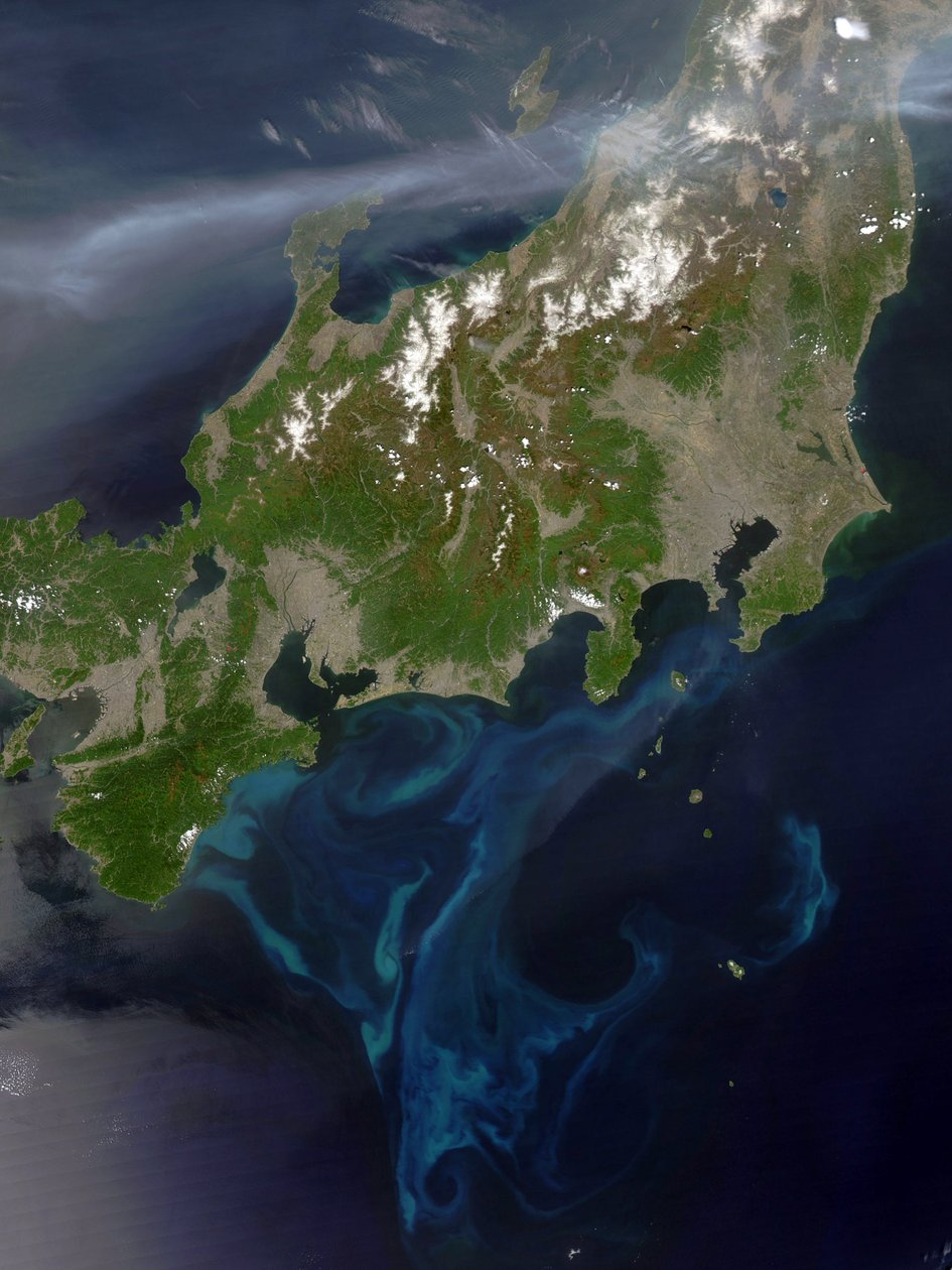 Satellitenansicht von Honshu, Japan, 4. Mai 2005 mit einer dicken Rauchwolke, die die Insel von Westen überquert, wo in Nordkorea intensive Brände wüteten. Wissenschaft Geologie von National Aeronautics and Space Administration National Aeronautics and Space Administration