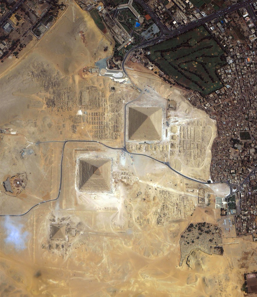 Satellitenansicht der Pyramiden von Gizeh, Ägypten. Wissenschaft Geologie von National Aeronautics and Space Administration National Aeronautics and Space Administration