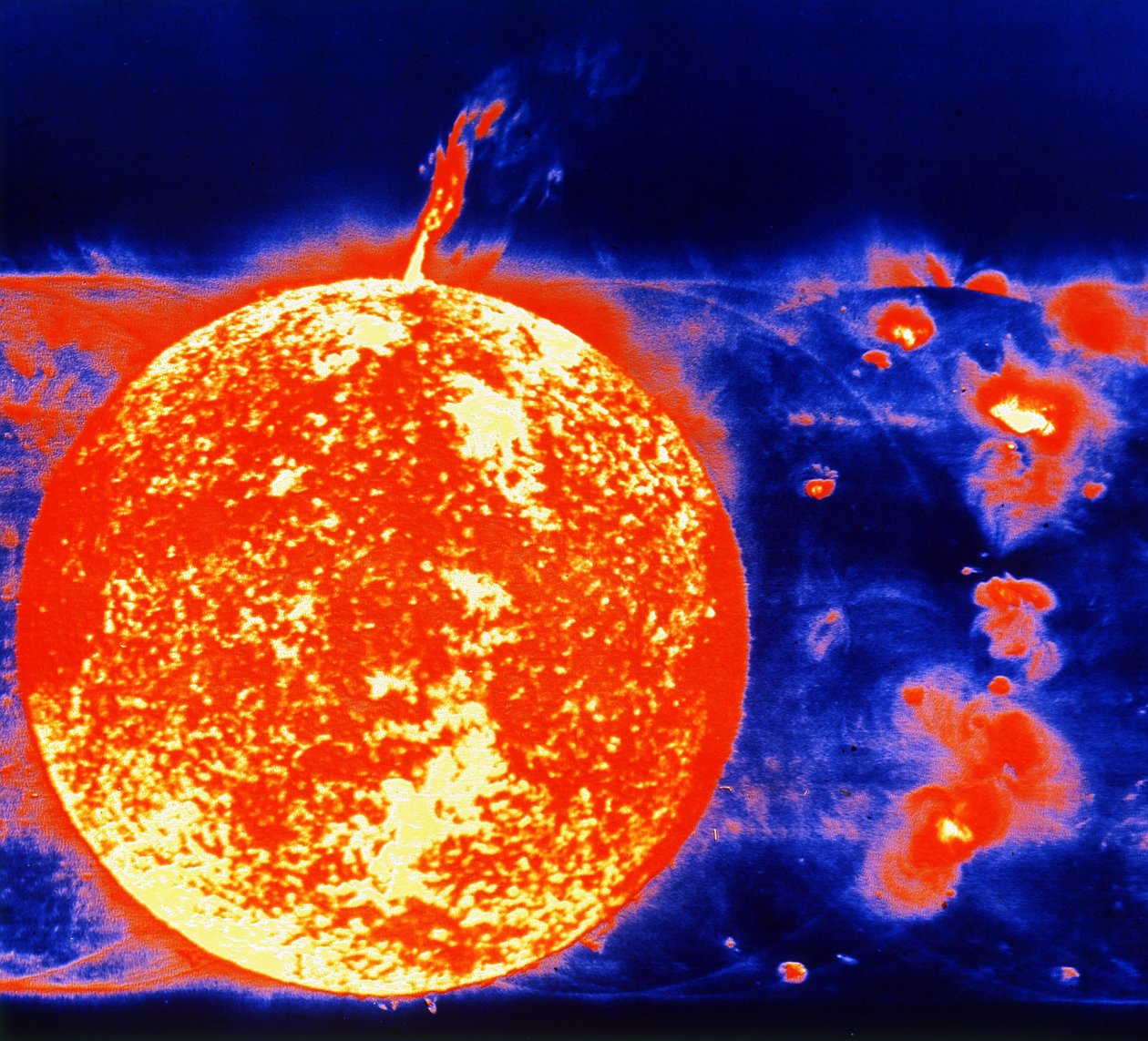 Sonnenflecken und Protuberanzen im Jahr 1973. Bild vom Sonnenteleskop Skylab. von National Aeronautics and Space Administration National Aeronautics and Space Administration