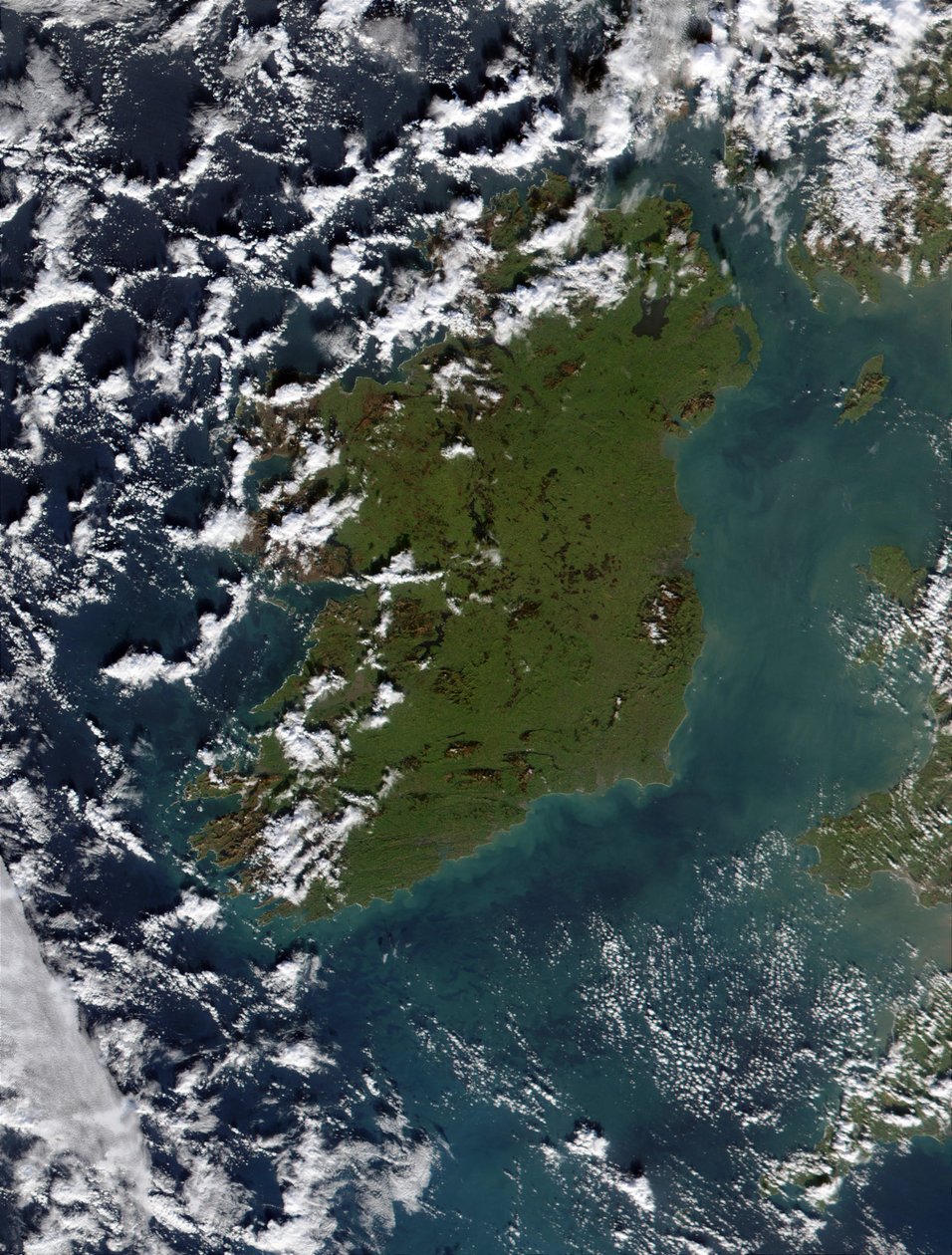 Das Irische Meer voller Phytoplankton in diesem Echtfarbenbild vom Januar 2002. Das Irische Meer trennt Irland vom Vereinigten Königreich. von National Aeronautics and Space Administration National Aeronautics and Space Administration