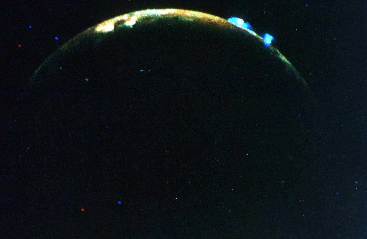Vulkanischer Ausbruch auf Jupiters Mond Io. Oben: Plume 5; Unten: Plume 6. Voyager II. von National Aeronautics and Space Administration National Aeronautics and Space Administration