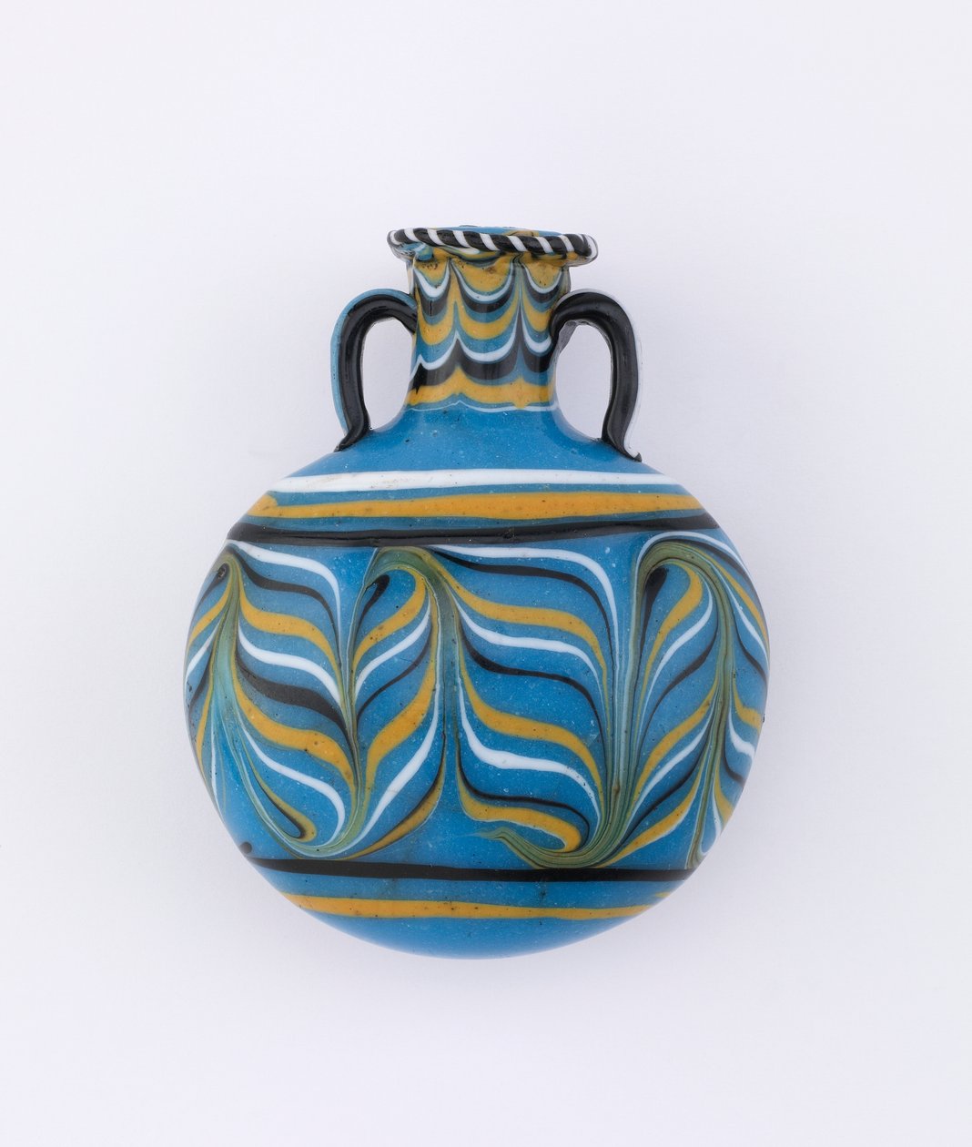 Hellblaue linsenförmige Flasche mit Federdesign in Weiß, Schwarz und Gelb, 18. Dynastie, ca. 1539-1295 v. Chr. (Glas) von New Kingdom Egyptian