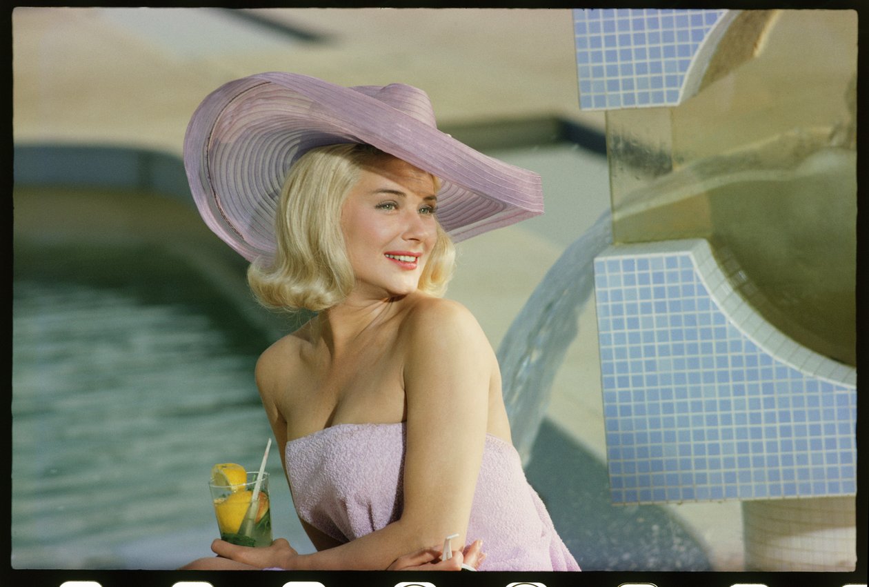 Hope Lange Fotoshooting am Pool von Orlando Suero
