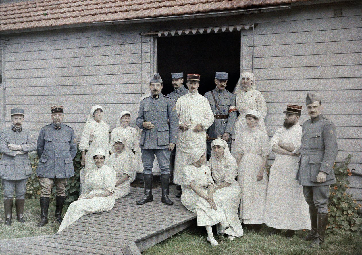 Ärzte, Krankenschwestern und medizinisches Personal vor Feldlazarett 55 in Bourbourg, Département Nord, Region Nord-Pas-de-Calais, Frankreich, 1. September 1917 von Paul Castelnau