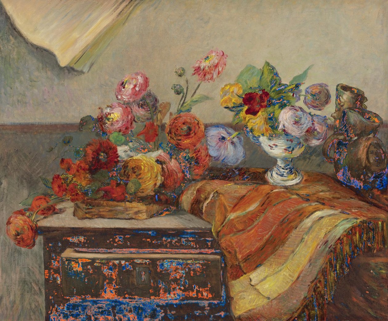 Blumensträuße und Keramik auf einer Kommode von Paul Gauguin