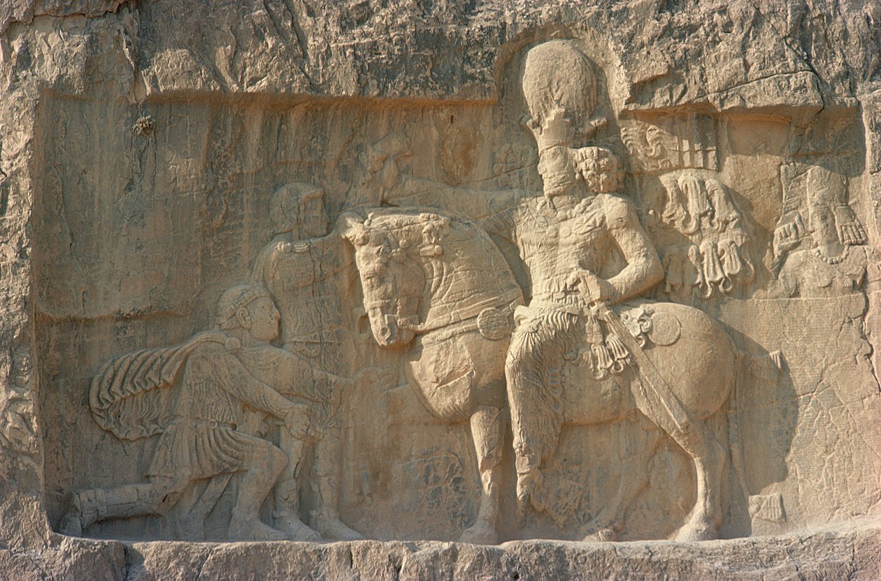 Relief, das König Shapur I. (241-272 n. Chr.) und den römischen Kaiser Valerian (240-260 n. Chr.) darstellt, Sassaniden von Persian