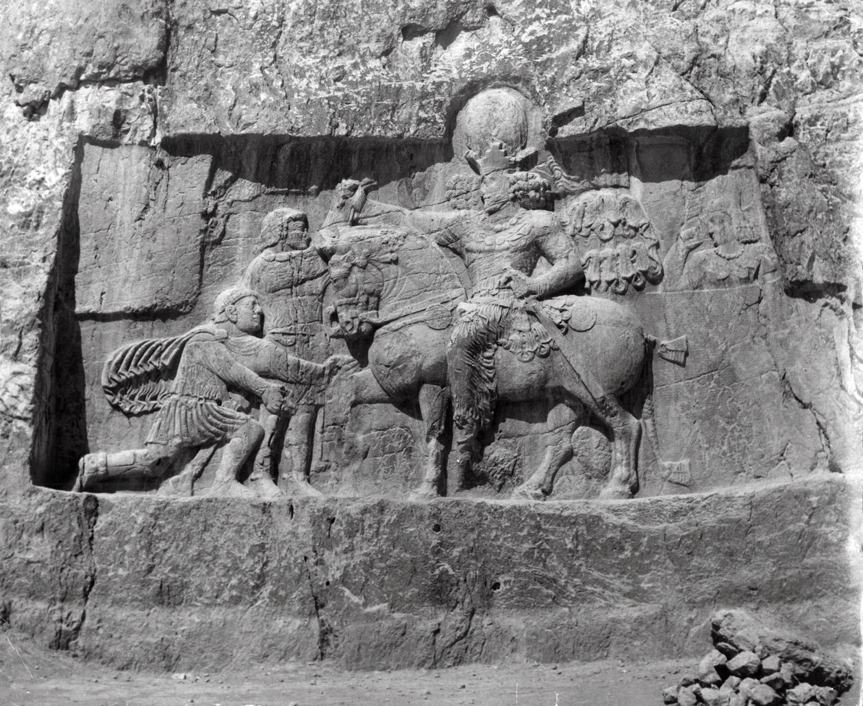 Relief, das den Sieg von König Shapur I. über Philipp den Araber und Kaiser Valerian darstellt von Persian