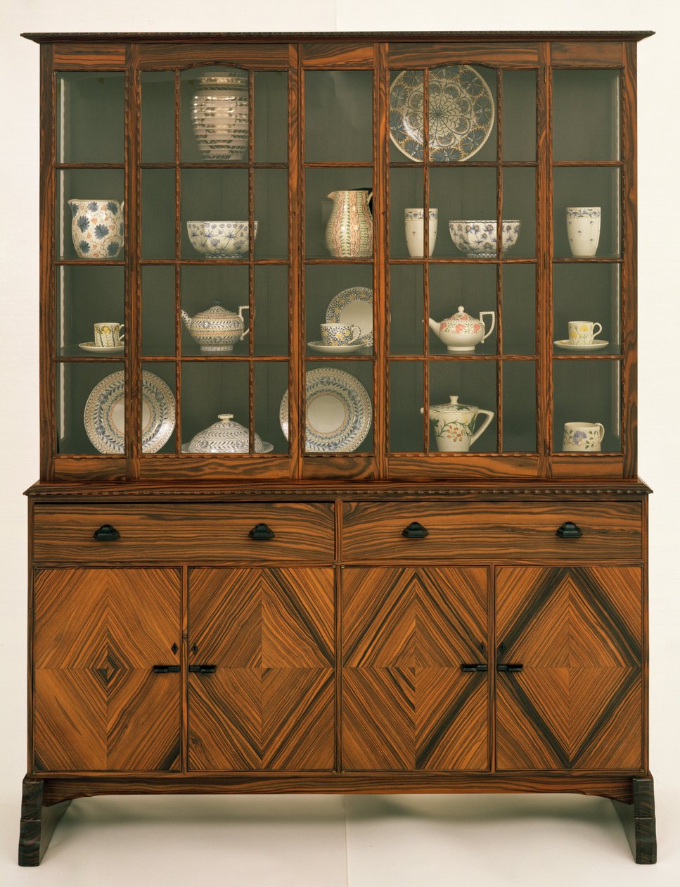 Bücherschrank entworfen von Peter Waals (1870-1937) nach Ernest Gimson, hergestellt von Ernest Smith, 1936-7 von Peter van der Waals