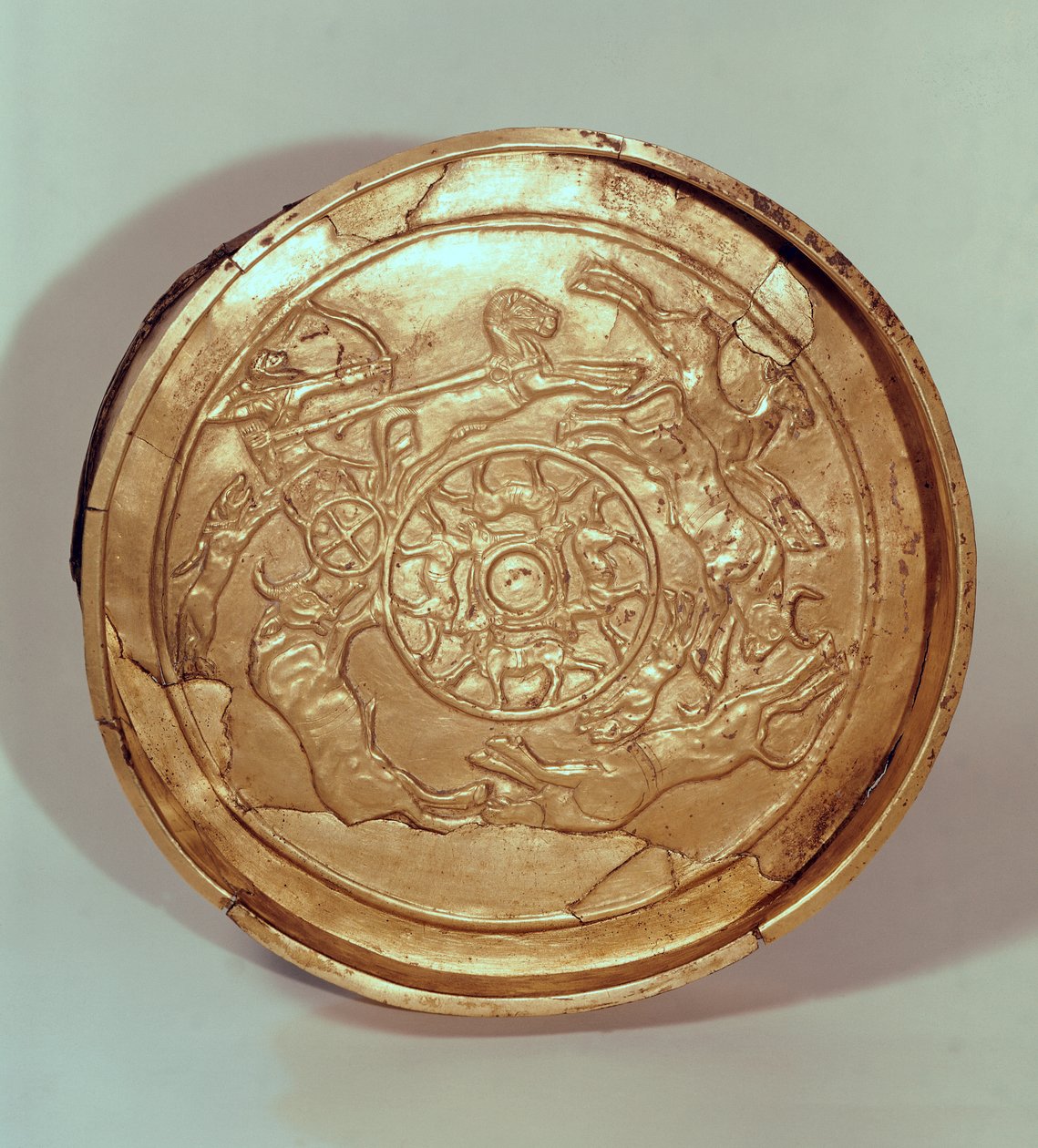 Schale mit Jagdszene, aus Ras Shamra, Ugarit, ca. 1250-1150 v. Chr. (Gold) von Phoenician