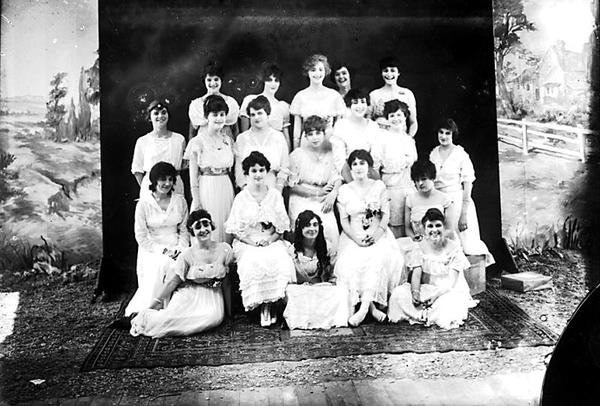 Frauen auf einem Teppich von Photographer American