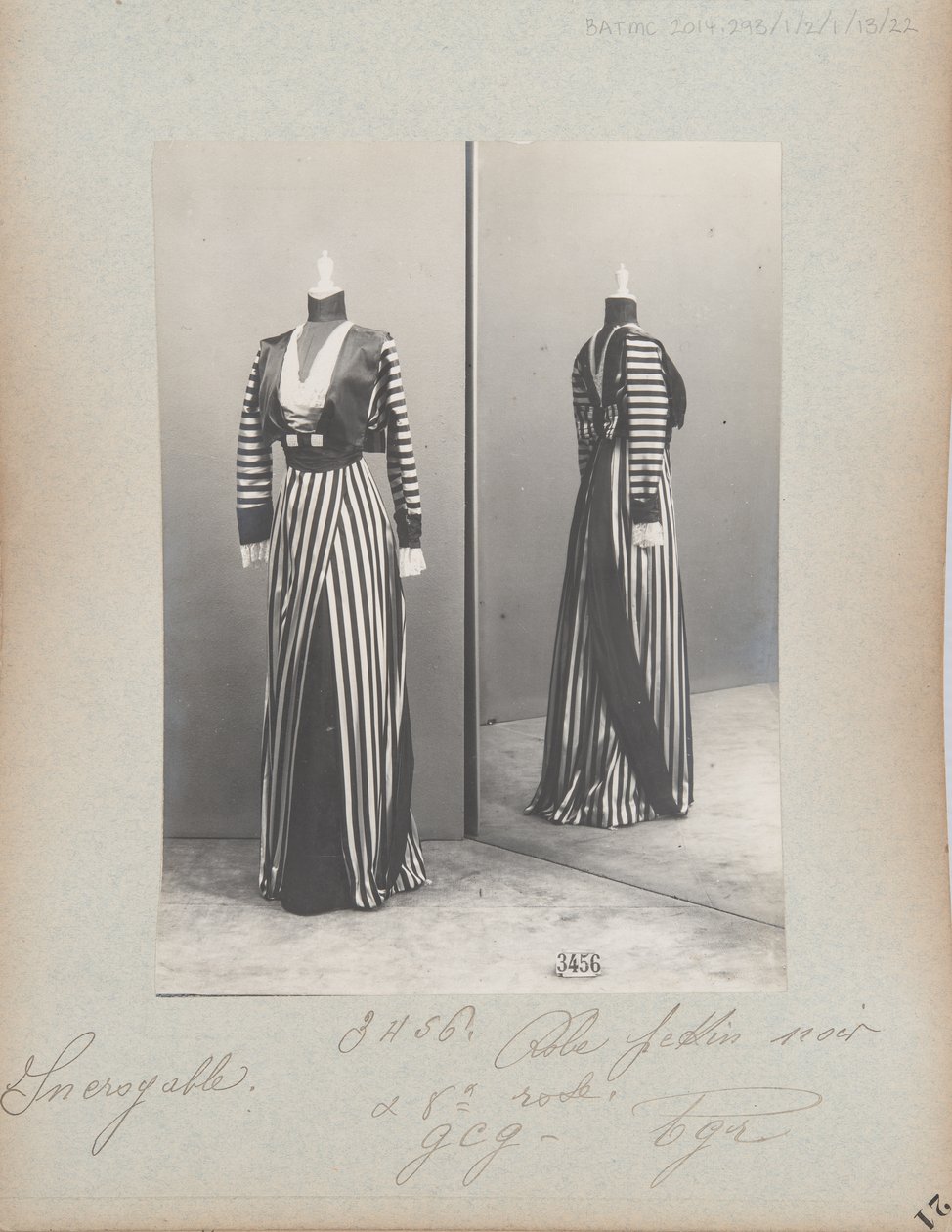Albumseite: House of Worth, Kleid von Photographer French