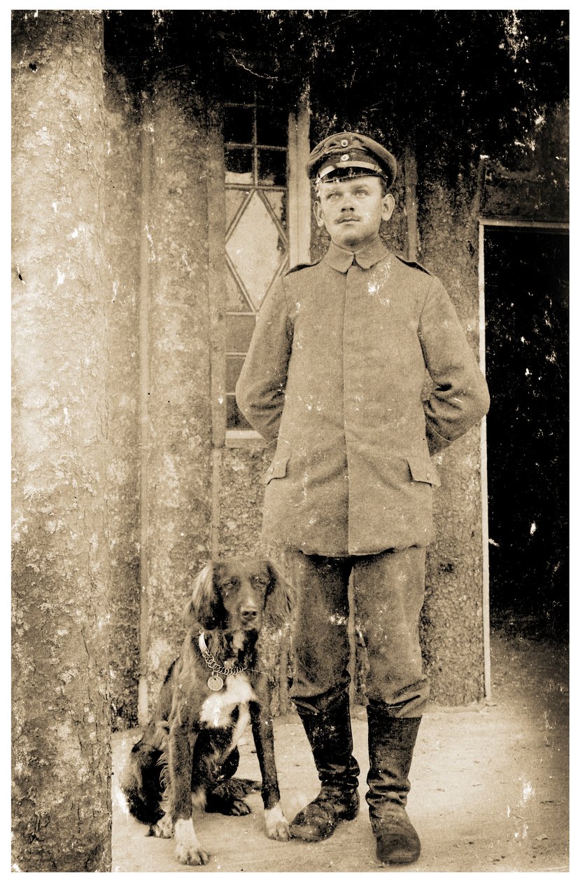 Deutscher Armeefeldwebel mit einem Hund von Photographer German