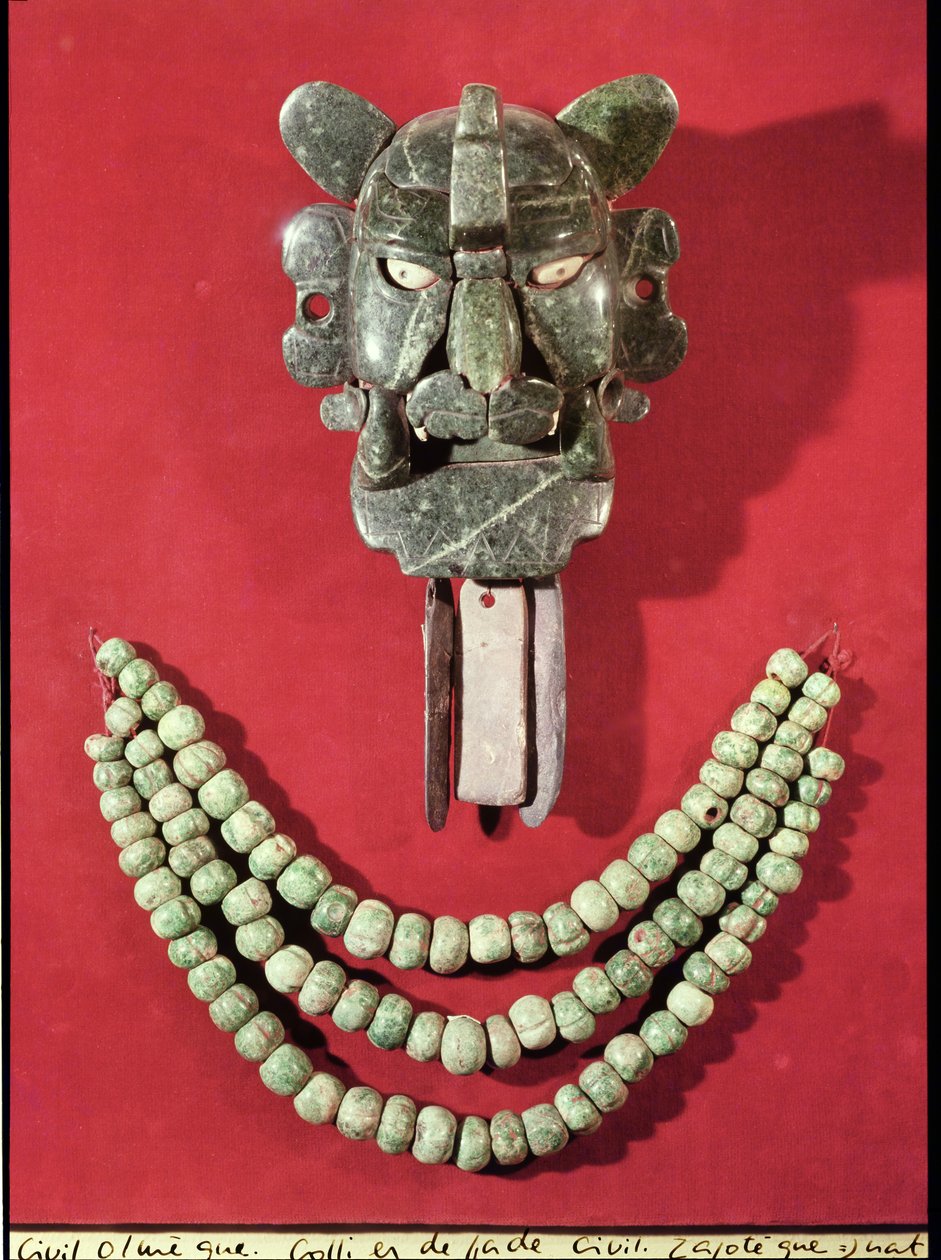 Zapotekisches Bruststück in Form einer Maske, die den Fledermausgott Piquete Zina darstellt, aus Monte Alban, Oaxaca (Jade) und eine Olmekische Halskette aus 90 kürbisförmigen Perlen, aus La Venta, Tabasco (Schiefer) von Pre Columbian