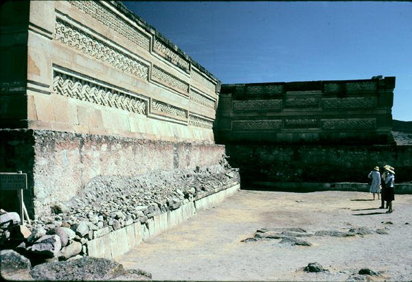 Hof mit gemustertem Steinpflaster von Pre Columbian Pre Columbian