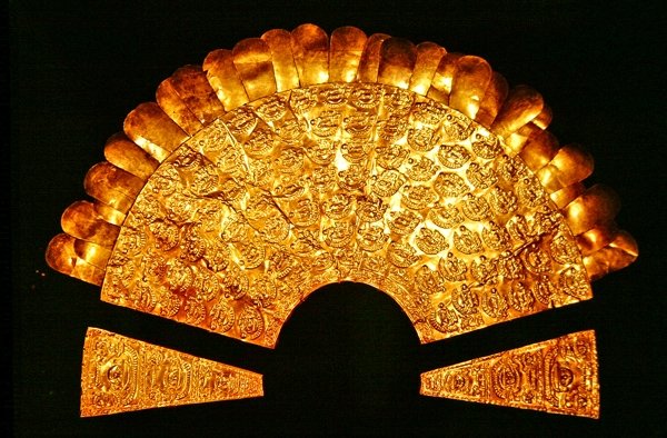Getriebene Brustplatte, verziert mit Vögeln und sieben Reihen menschlicher Figuren, Chimu-Stil von Pre Columbian Pre Columbian