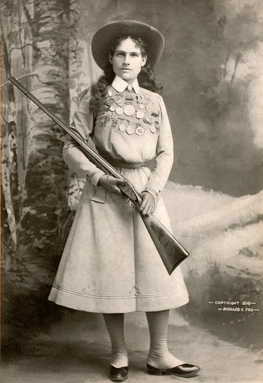 Annie Oakley mit einem Gewehr von Richard Kyle Fox