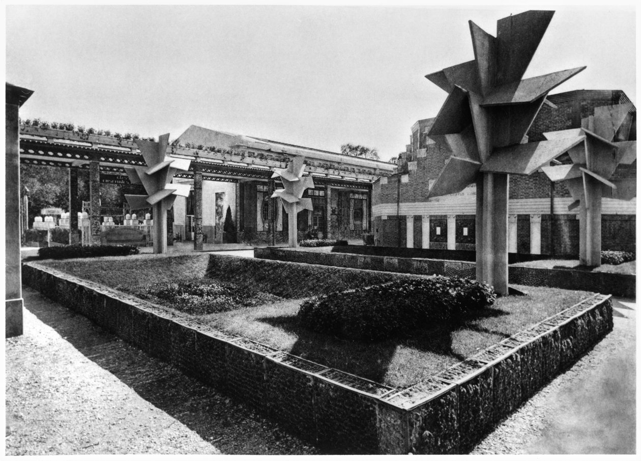 Der Wintergarten und die kubistischen Betontrees auf der Art Deco Ausstellung, aus 