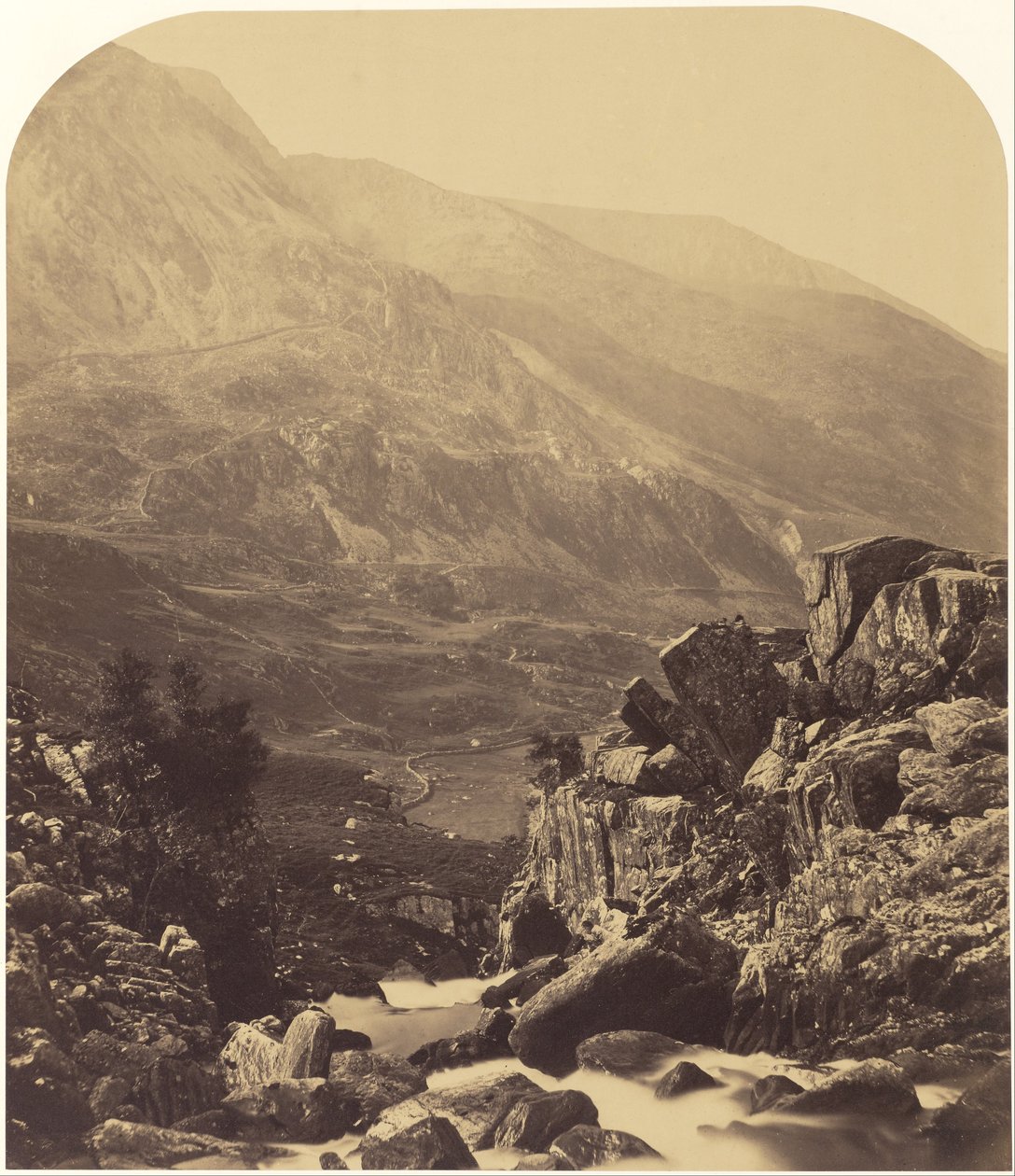 Blick von den Ogwen-Fällen ins Nant Ffrancon von Roger Fenton