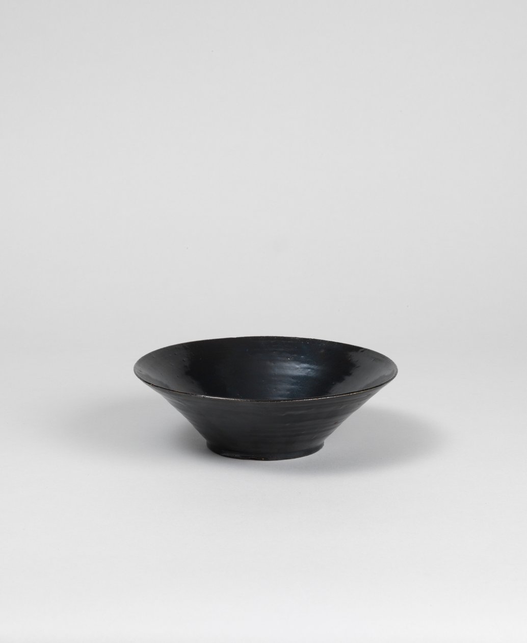 Schwarz glasierte Schale von Roger Eliot Fry