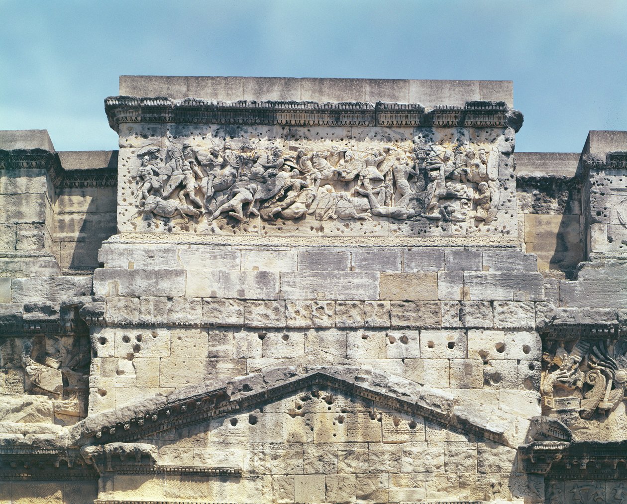 Architrav des Arc de Triomphe von der Südseite von Roman
