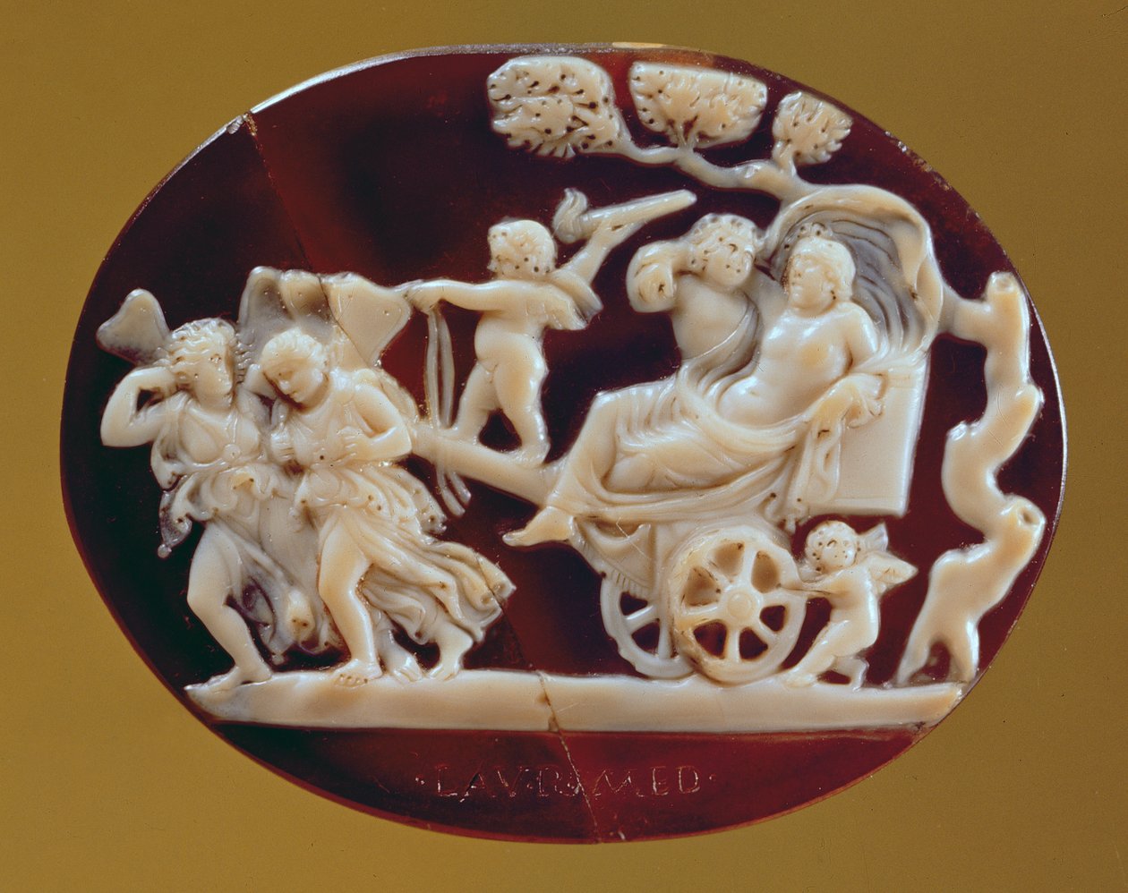 Kamee von Dionysos auf einem von Psyche gezogenen Wagen von Roman