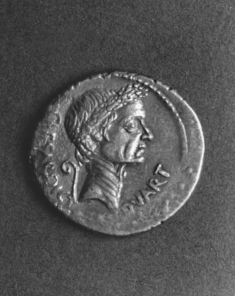 Münze mit einem Porträt von Julius Caesar (101-44 v. Chr.) von Roman