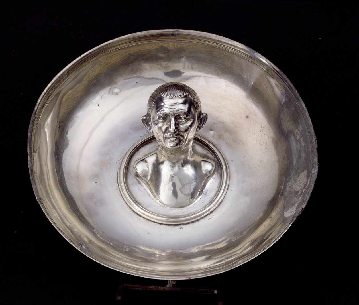 Schale mit dem Büste eines Mannes innen, aus dem Boscoreale-Schatz, nahe Pompeji (Silber) (Vorderansicht) von Roman