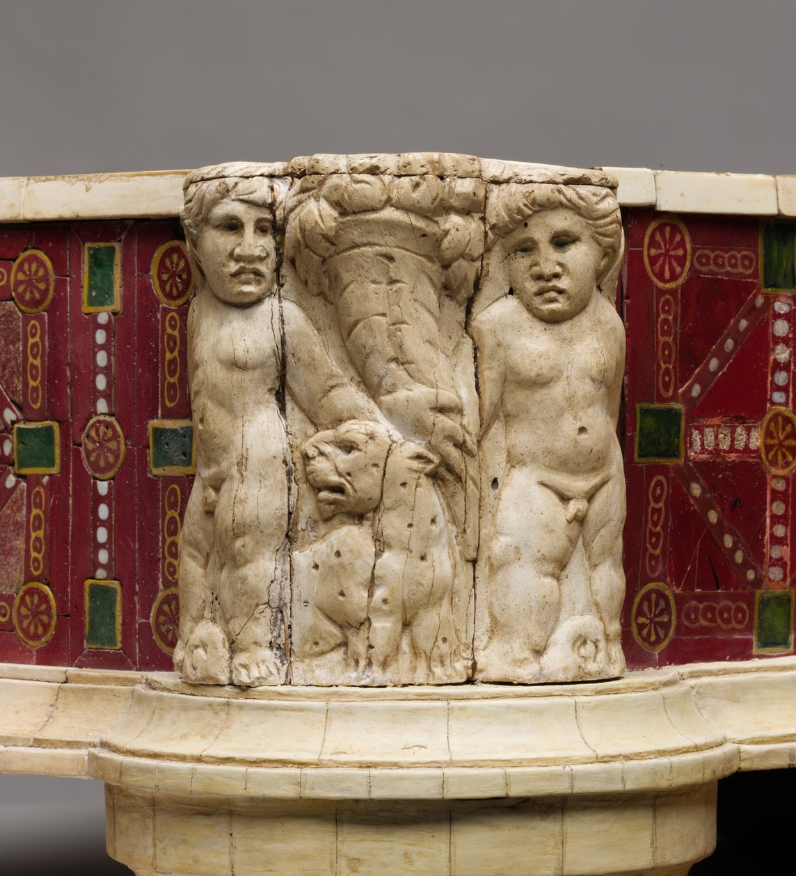 Fußschemel-Detail mit Knochenschnitzerei von Cupidos, Leoparden und Füllhorn, ca. 100 n. Chr. von Roman