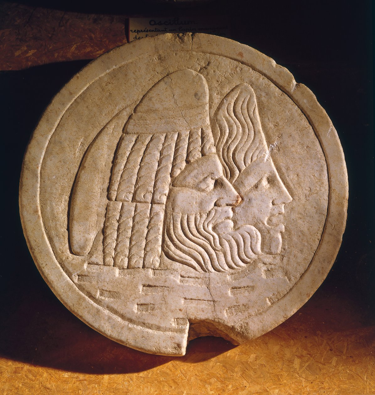 Oscillum mit Darstellung von Theatermasken von Roman