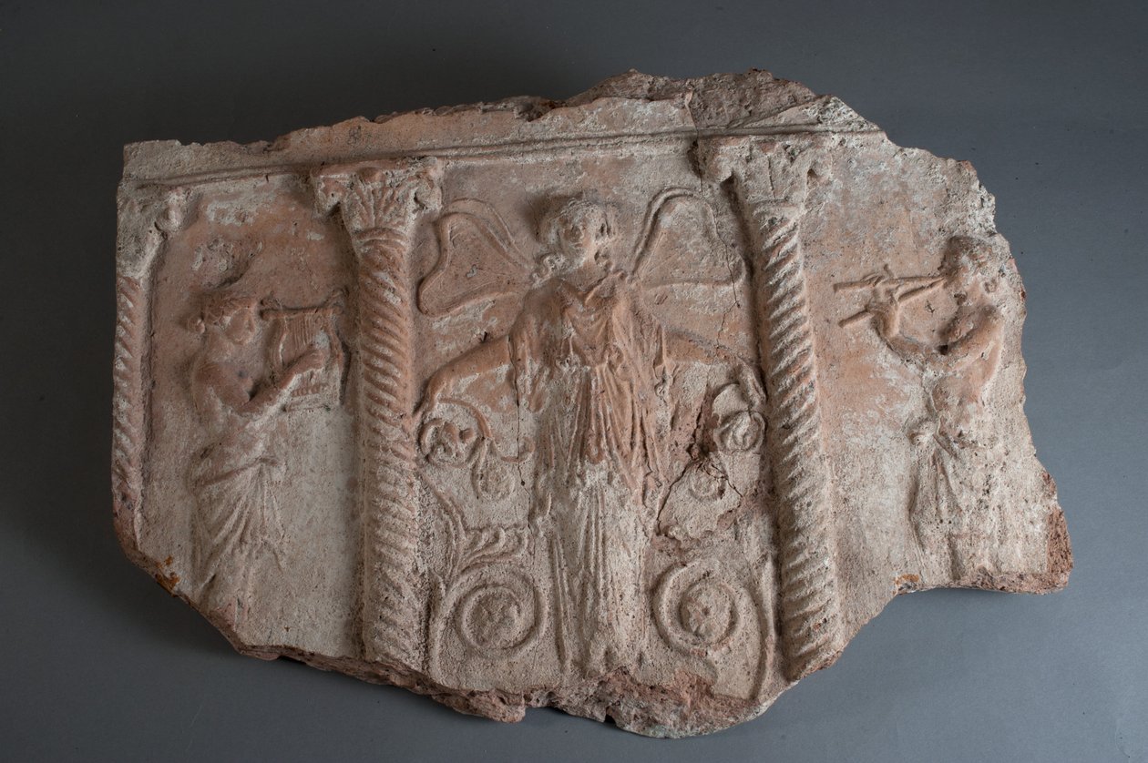Teller mit Figuren, die Musikinstrumente spielen (Fragment) von Roman