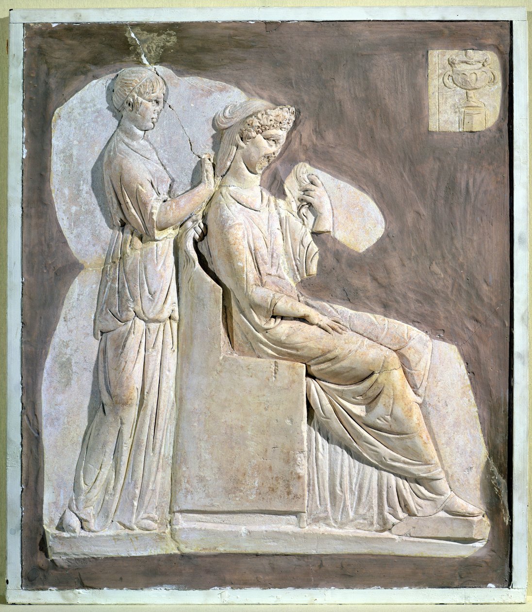 Relief, das eine Frau bei ihrer Toilette darstellt, aus Tunesien von Roman