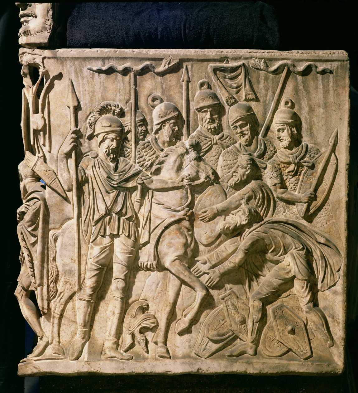 Relief von einem Sarkophag, das die Unterwerfung eines Barbaren durch eine römische Truppe darstellt von Roman