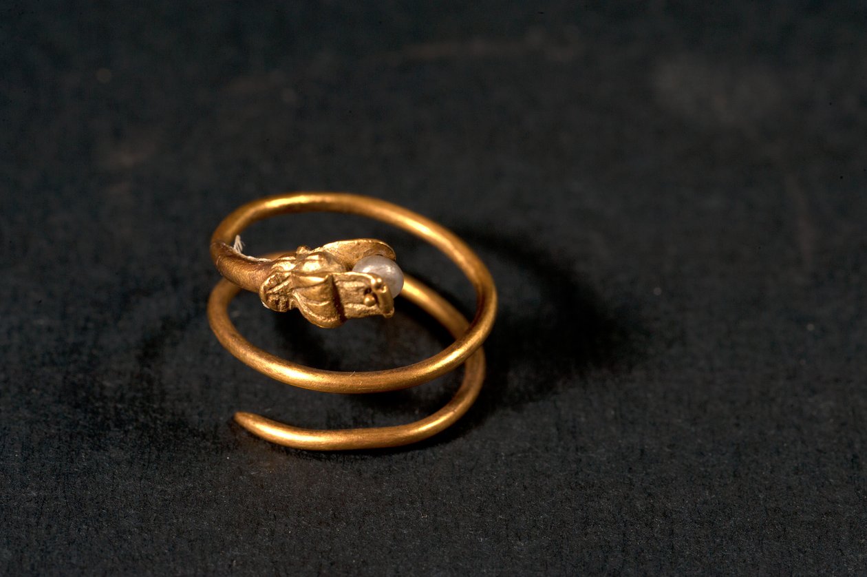 Ring mit einer Perle in Form einer Schlange (Gold und Perle) von Roman