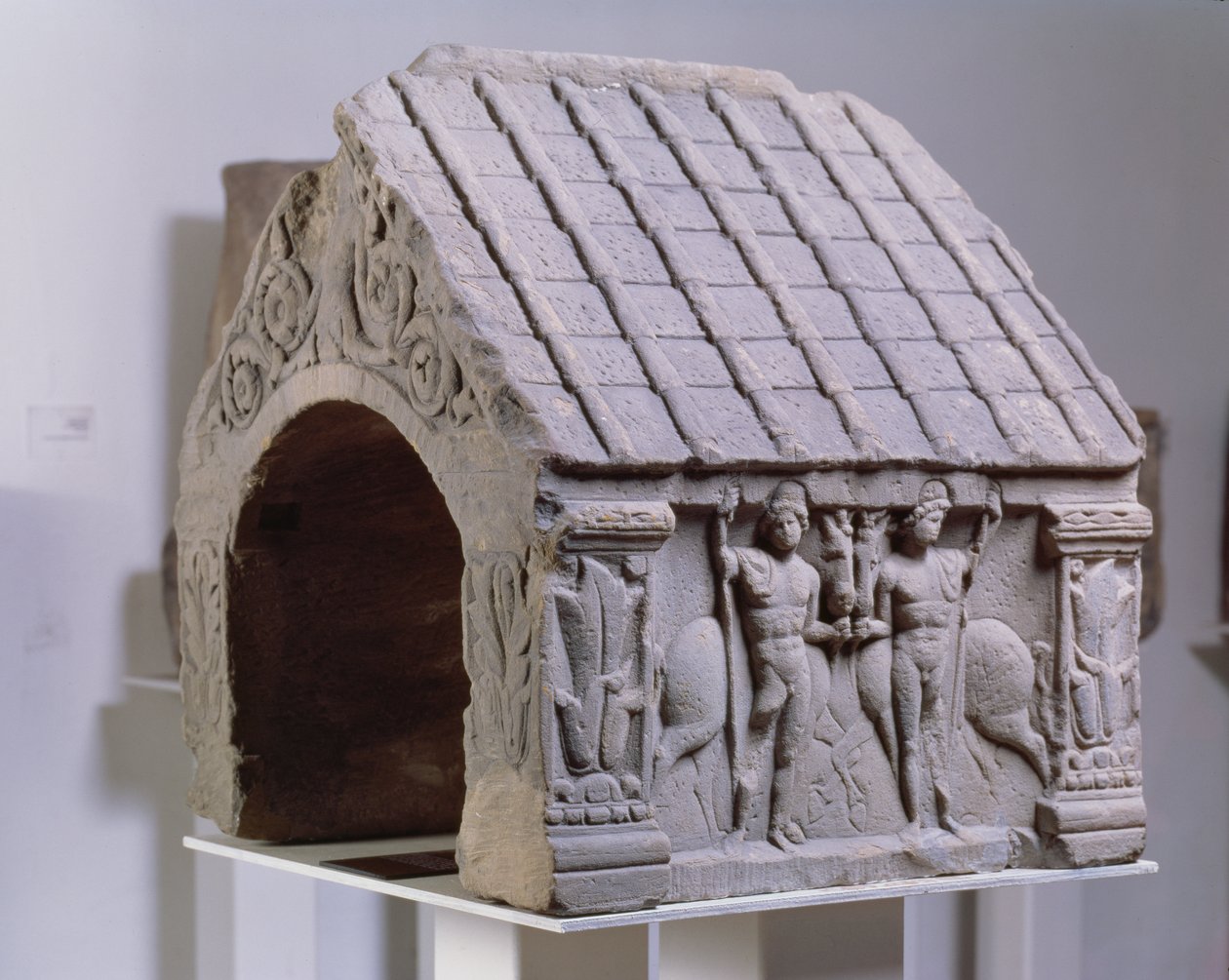 Opferschrein in Form eines Hauses von Roman