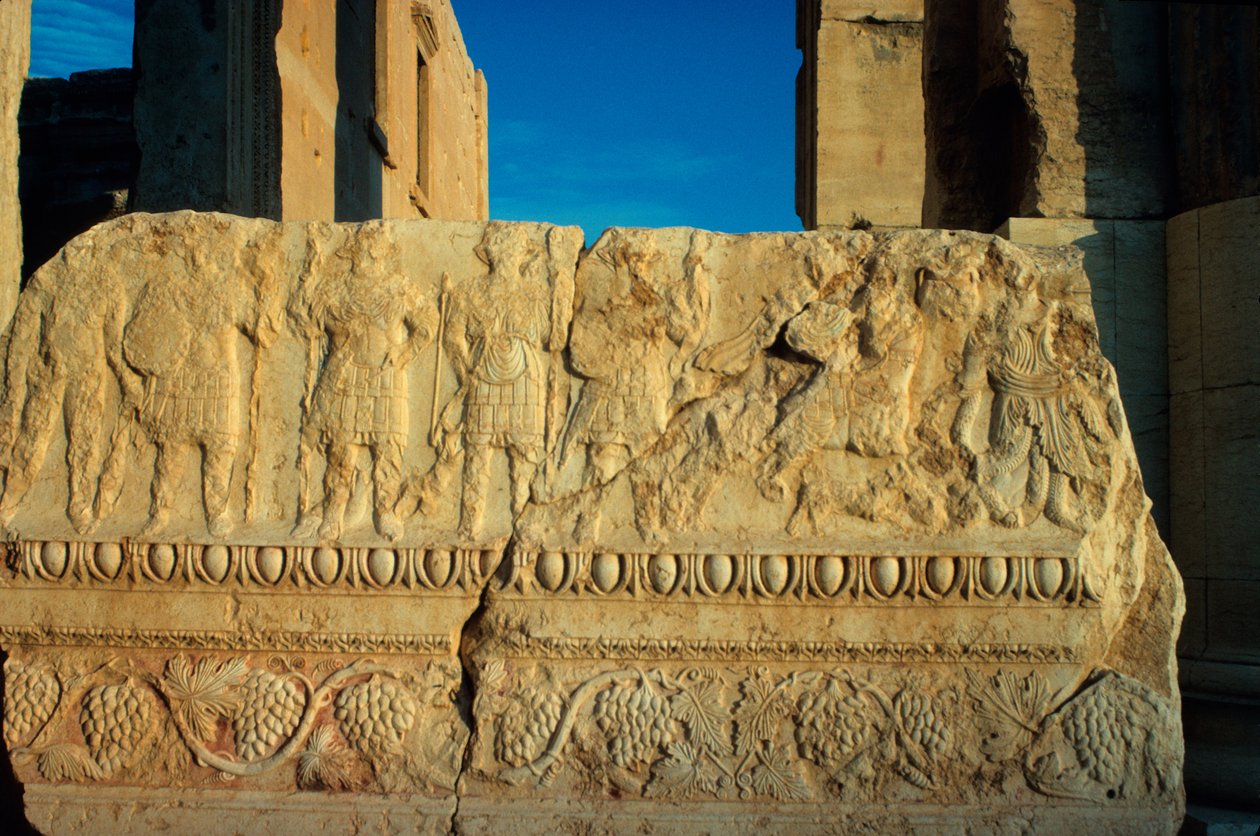 Sarkophag-Panel mit militärischen Figuren in Flachrelief von Roman