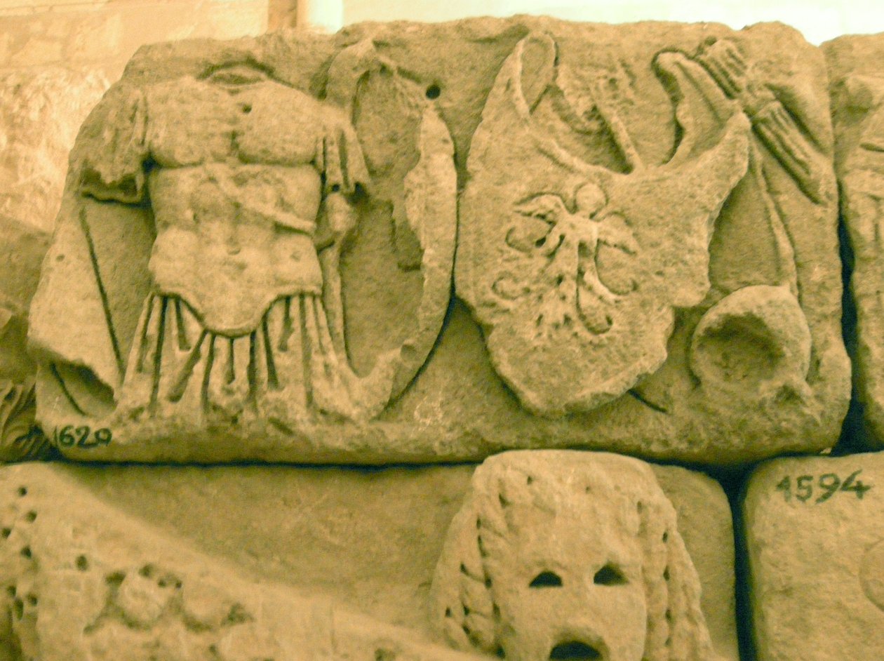 Schild und Rüstung eines Soldaten von einem Sarkophag von Roman