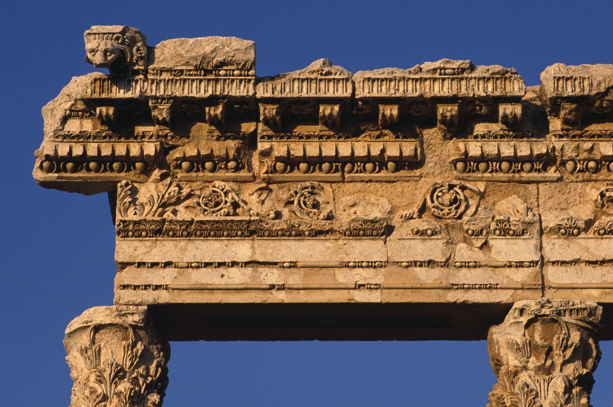 Gebälk eines Portikus im Innenhof, Heiligtum des Jupiter Heliopolitanus, Hochimperiale Periode von Roman Imperial Period