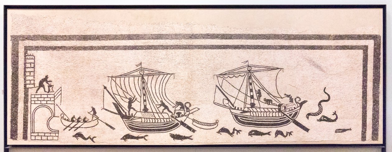 Schiffe nähern sich einem Hafen von Roman