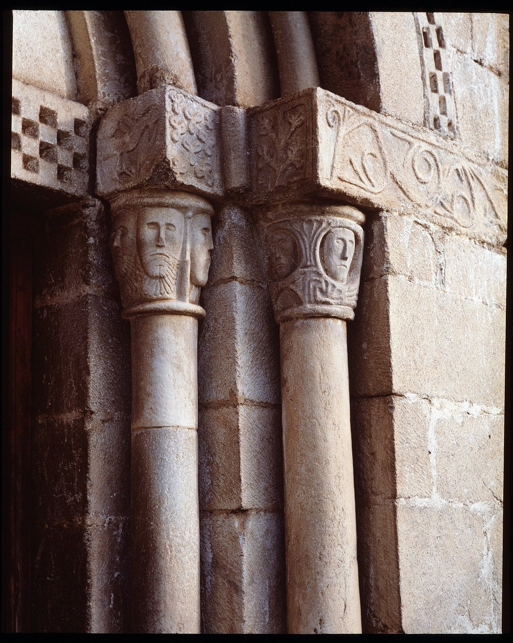 Kapitele der Kirche von Romanesque