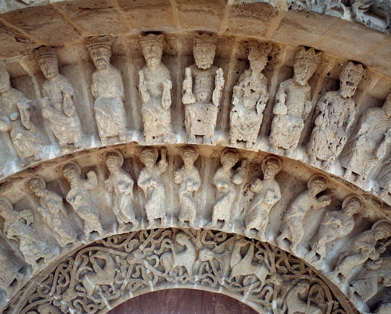 Detail der Skulpturen des Südportals von Romanesque