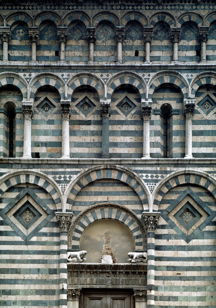 Romanische Kunst: Detail der polychromen Fassade von Romanesque