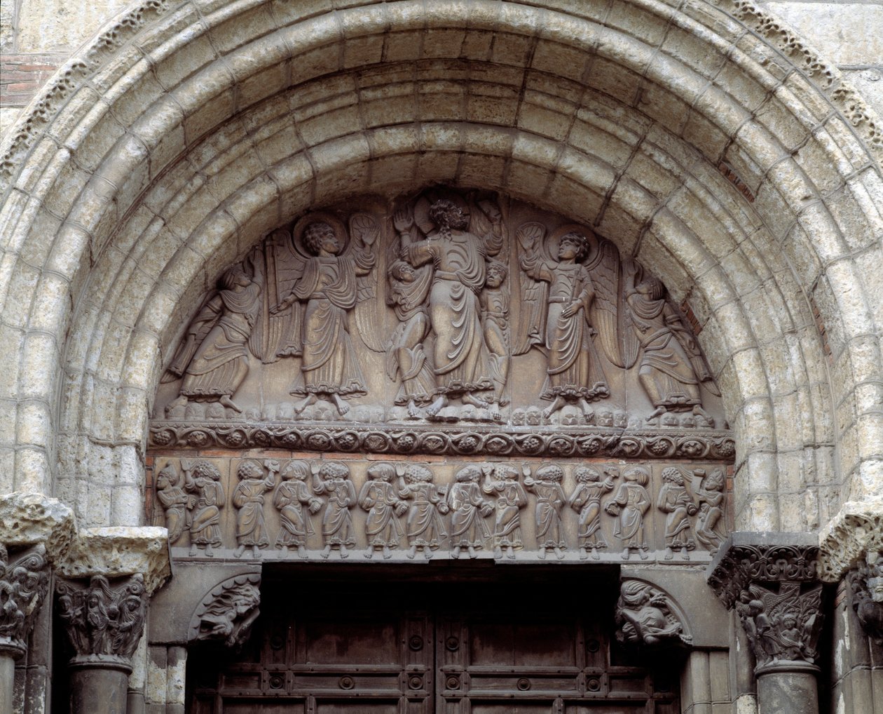 Die Himmelfahrt, Südportal der Basilika (Skulptur) von Romanesque