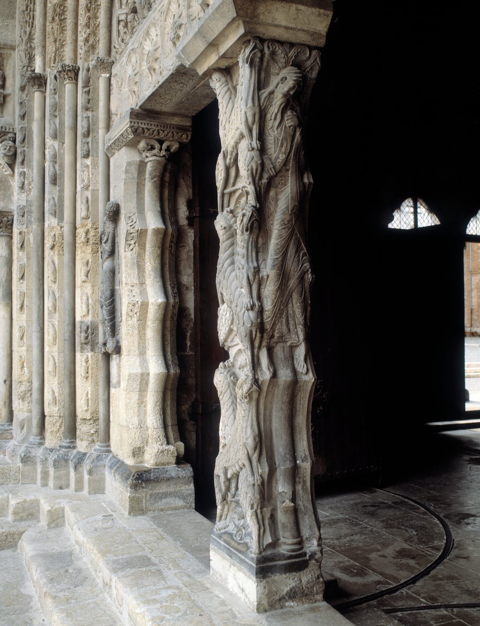 Trumeau (skulptiert) von Romanesque