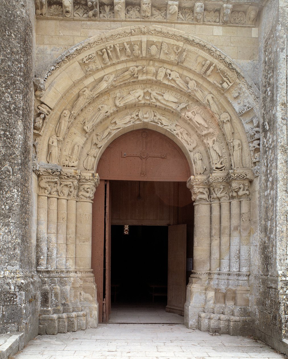 Ansicht des Zentralportals von Romanesque